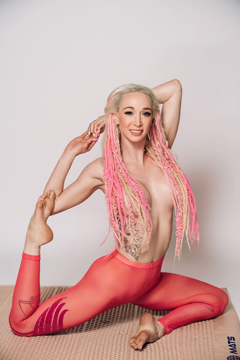 Ziggy Starlight in a yoga split